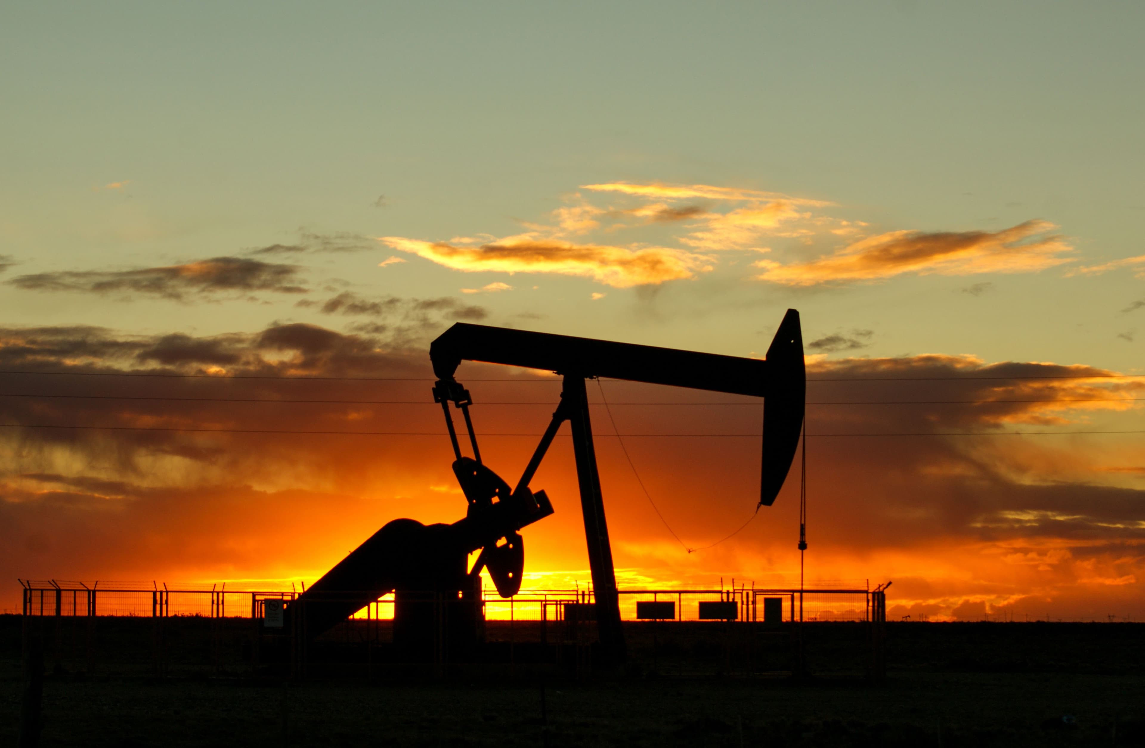 Balancín petrolero al atardecer