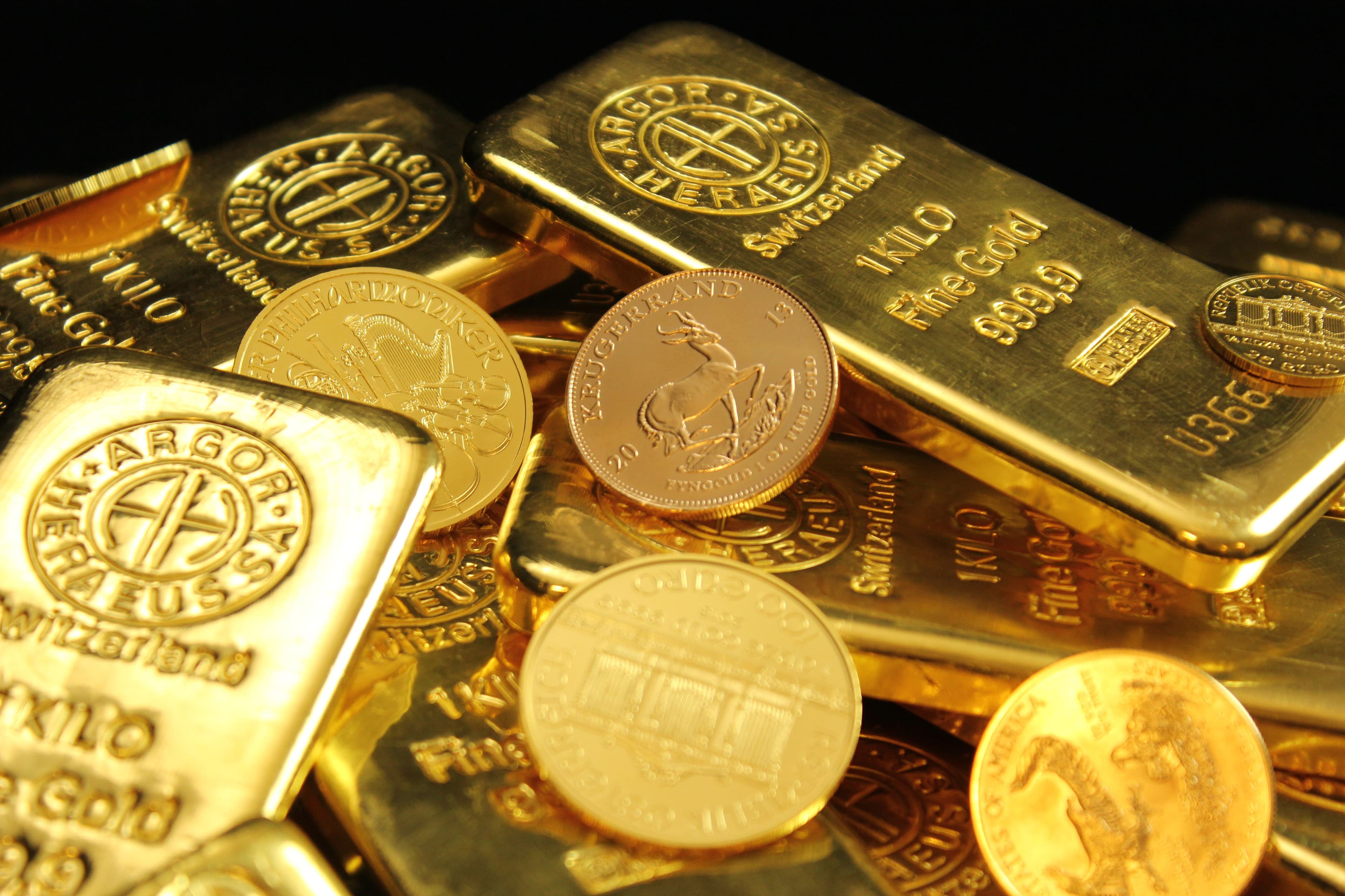 Lingotes y monedas de oro apiladas